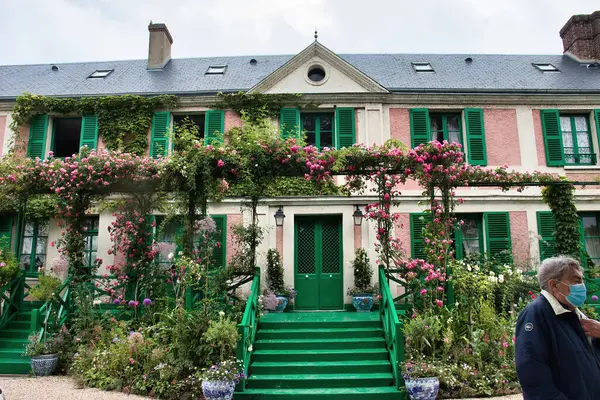 Giverny, Fransa - 23 Haziran 2021: Monet 'nin evi Giverny, Fransa' da bir yaz gününde.