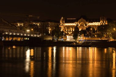 Budapeşte, Macaristan - 25 Ekim 2021: Four Seasons Hotel Gresham Palace Macaristan 'da karanlık bir yaz gecesinde Tuna Nehri' nin yanında aydınlandı.