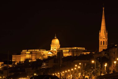 Budapeşte, Macaristan - 25 Ekim 2021: Macaristan 'da karanlık bir yaz gecesinde Buda Şatosu.