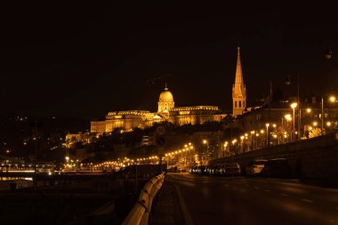 Budapeşte, Macaristan - 25 Ekim 2021: Macaristan 'da karanlık bir yaz gecesinde Budin Kalesi.