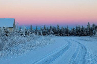 Delta Kavşağı, Alaska yakınlarındaki karlı yoldaki pembe gökyüzü bir kış günü.