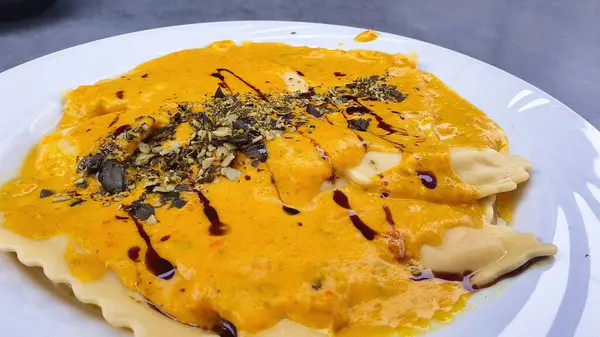 Almanya 'da bir sonbahar gününde Ludwigsburg Balkabağı Festivali' nde beyaz tabakta balkabaklı ravioli.