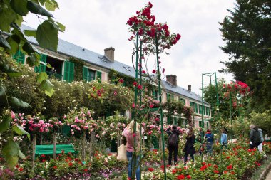 Giverny, Fransa - 23 Haziran 2021: Fransa, Giverny 'de bir yaz günü Monet' nin evinin önündeki bahçe.