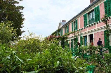 Giverny, Fransa - 23 Haziran 2021: Monet 'in evi ve bahçesi Fransa' nın Giverny şehrinde bulutlu bir yaz gününde.