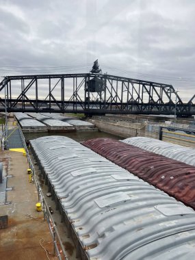 Rock Island, Illinois - 21 Kasım 2021 Kilit ve Baraj No. İllinois 'deki Yukarı Missippi Nehri' ndeki Hükümet Köprüsü 'nün altında 15..