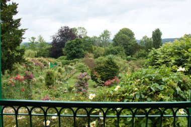Giverny, Fransa - 23 Haziran 2021: Fransa 'nın Giverny şehrinde bir yaz günü Monet' nin evinin önündeki bahçeye bakan pencere.