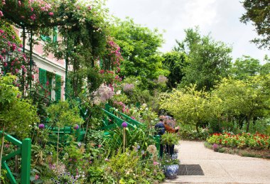 Giverny, Fransa - 23 Haziran 2021: Giverny, Fransa 'da bir yaz günü Bahçe ve Monet' nin evi.