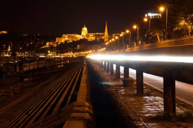 Budapeşte, Macaristan - 25 Ekim 2021: Macaristan 'da bir yaz gecesi Budapeşte, Macaristan' da bir tepede Aziz Stephens Bazilikası.