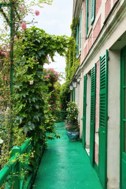 Giverny, Fransa - 23 Haziran 2021: Fransa 'nın Giverny şehrinde bir yaz günü Monet' nin evinin önünde yürüyüş.