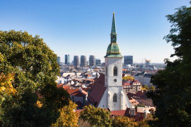 Bratislava, Slovakya - 10 Ekim 2021: Slovakya 'da bir sonbahar gününde arka planda gökdelenler bulunan St. Martin Katedrali.