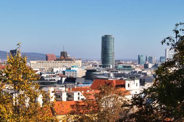Bratislava, Slovakya - 10 Ekim 2021: Bratislava, Slovakya 'da bir sonbahar günü binaların üzerinde mavi gökyüzü.