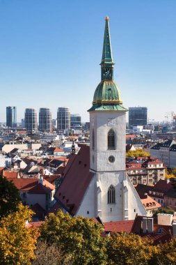 Bratislava, Slovakya - 10 Ekim 2021: Arkasında gökdelenler olan St. Martin Katedrali Slovakya 'da güneşli bir sonbahar gününde.