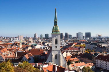 Bratislava, Slovakya - 10 Ekim 2021: Arkasında gökdelenler olan St. Martin Katedrali 'nin önü Slovakya' da güneşli bir sonbahar gününde.