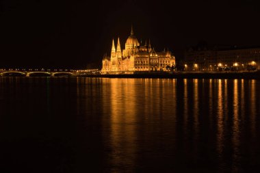 Budapeşte, Macaristan - 25 Ekim 2021: Macaristan Parlamento Binası ve Margaret Köprüsü Macaristan 'da karanlık bir yaz gecesinde aydınlandı.