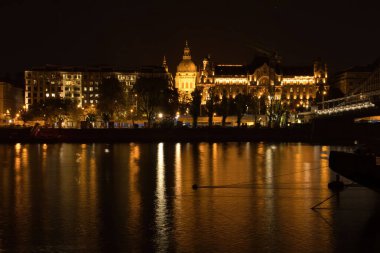 Budapeşte, Macaristan - 25 Ekim 2021: St. Stephens Bazilikası Macaristan 'da karanlık bir yaz gecesinde Tuna Nehri boyunca aydınlandı.