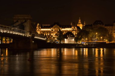 Budapeşte, Macaristan, 25 Ekim 2021: Macaristan 'da karanlık bir yaz gecesinde Tuna Nehri üzerindeki Szchenyi Zinciri Köprüsü.