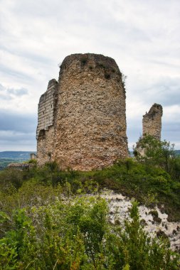 Normandiya, Fransa - 23 Haziran 2021: Fransa, Normandiya 'da bulutlu bir yaz gününde Chateau Gaillard şatosundaki kule yıkıntısı.