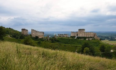 Normandiya, Fransa - 23 Haziran 2021: Fransa 'nın Normandiya şehrinde bulutlu bir yaz gününde Seine Nehri' ne bakan bir kale harabesi olan Chateau Gaillard.