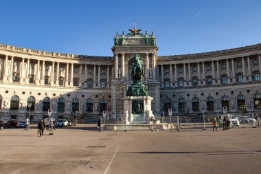 Viyana, Avusturya - 24 Ekim 2021: Viyana, Avusturya 'da güneşli bir sonbahar gününde Hofburg Cephesi.