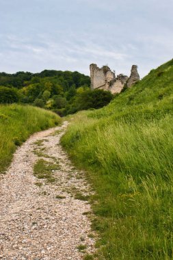 Les Andelys, Fransa - 23 Haziran 2021: Fransa 'da bulutlu bir yaz gününde Chateau Gaillard şatosuna giden çakıl yürüyüş yolu yıkıldı.
