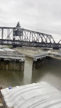 Rock Island, Illinois - 21 Kasım 2021: Illinois 'de soğuk ve bulutlu bir günde Hükümet Köprüsü' nün altında kilitli kapılar açılıyor. 