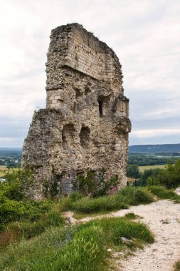 Les Andelys, Fransa - 23 Haziran 2021: Fransa 'daki Chateau Gaillard Kalesi harabeleri bulutlu bir yaz gününde.