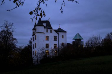 Nennig, Almanya - 19 Kasım 2021: Victor 's Residenz Hotel Schloss Berg Almanya' da bir tepenin arkasında ağaçların arkasında.
