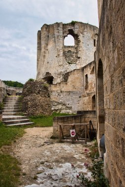 Les Andelys, Fransa - 23 Haziran 2021: Fransa 'da bulutlu bir yaz gününde Chateau Gaillard şatosunun kalıntıları.