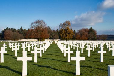 Henri-Chapelle, Belçika - 22 Kasım 2021: Belçika 'da aydınlık bir sonbahar gününde Henri-Chapelle Amerikan Mezarlığı ve Anıtı' nda çimen ve ağaçlarla dolu tarlalar.