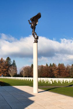 Henri-Chapelle, Belçika - 22 Kasım 2021: Belçika 'nın aydınlık bir sonbahar gününde Henri-Chapelle Amerikan Mezarlığı ve Anıtı' nda heykel.