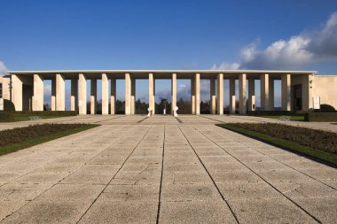 Henri-Chapelle, Belçika - 22 Kasım 2021: Belçika 'da aydınlık bir sonbahar gününde Henri-Chapelle Amerikan Mezarlığı ve Anıtı' nın Önü.