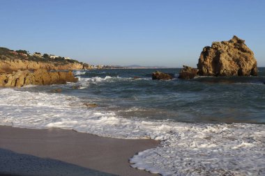 Güney Portekiz 'de güneşli bir kış gününde Atlantik Okyanusu' ndaki kayalar ve kayalıklar. 