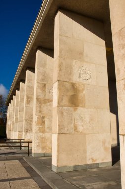 Henri-Chapelle, Belçika - 22 Kasım 2021: Belçika 'da aydınlık bir sonbahar gününde Henri-Chapelle Amerikan Mezarlığı ve Anıtı önündeki sütunlar.