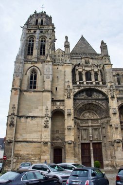 Gisors, Fransa - 23 Haziran 2021: Eglise Saint-Gervais Sainte-Protais Katolik Kilisesi önü.