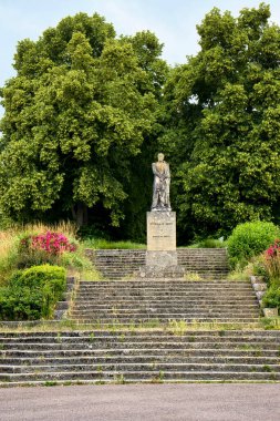 Gisors, Fransa - 23 Haziran 2021: Gisors, Fransa 'daki merdivenlerde General Blanmont Heykeli.
