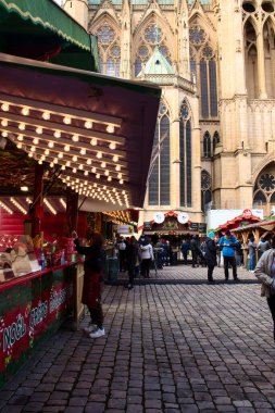Metz, Fransa - 27 Kasım 2021: Metz, Fransa 'da bir sonbahar gününde Metz Katedrali' nin yanındaki Noel pazarında tezgahlar.