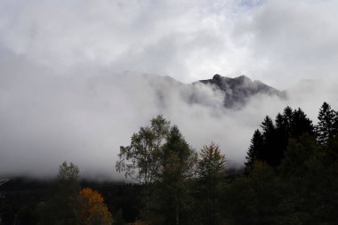 Almanya 'nın Bavyera kentindeki Eibsee' de bir sonbahar gününde dağı kaplayan sis. 