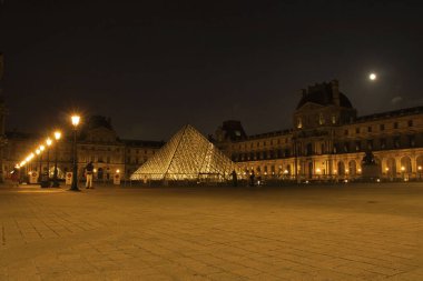 Paris, Fransa - 23 Haziran 2021: Louvre Piramidi Paris 'te bir yaz gecesi Louvre Müzesi' nde aydınlatıldı. 