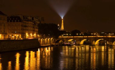 Paris, Fransa - 23 Haziran 2021: Paris 'te bir yaz gecesi Eyfel Kulesi' nin Işığı.