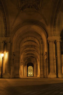 Paris, Fransa - 23 Haziran 2021: Paris 'te bir yaz gecesinde Louvre Müzesinde Yürüyüş.