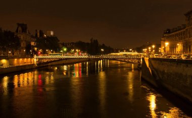 Paris, Fransa - 23 Haziran 2021: Paris 'te bir yaz gecesinde Sen Nehri üzerindeki Pont d' Arcole Köprüsü.