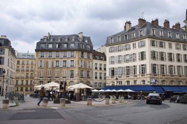 Paris, Fransa - 24 Haziran 2021: Paris, Fransa 'da bulutlu bir yaz gününde binalar. 
