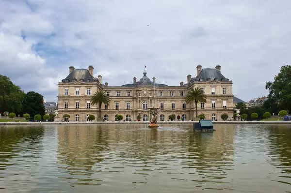 Paris, Fransa - 24 Haziran 2021: Paris 'te bulutlu bir yaz gününde Lüksemburg Sarayı.