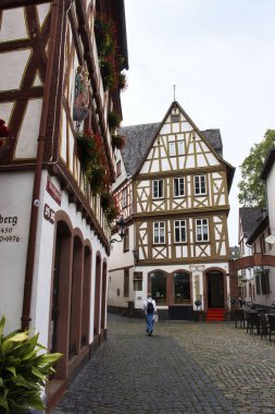 Mainz, Almanya - 25 Haziran 2021: Mainz, Almanya 'da bir yaz gününde kaldırım taşı yolundaki yarım keresteli bina.