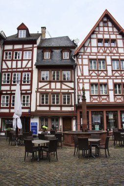 Mainz, Almanya - 25 Haziran 2021: Mainz, Almanya 'da bir yaz gününde birbirine bağlı yarı keresteli binalar sırası.