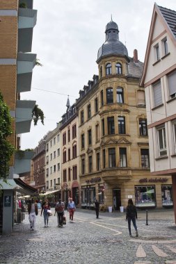 Mainz, Almanya - 25 Haziran 2021: Mainz, Almanya 'da bir yaz gününde kaldırım taşı caddesindeki binalar.