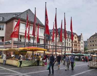 Mainz, Almanya - 25 Haziran 2021: Almanya 'nın Mainz kentinde bir yaz günü çiftçi pazarı üzerinde bayraklar.