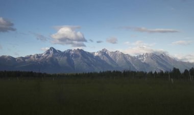 Alaska 'da Wasilla yakınlarında bir bahar günü dağın tepesinde güneş parlıyor.. 