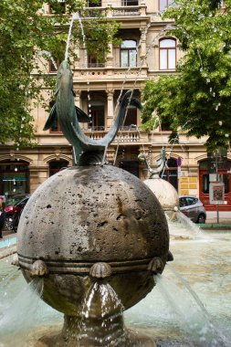 Mainz, Almanya - 25 Haziran 2021: Mainz, Almanya 'da bir yaz günü suyla dolu balık çeşmesi. 