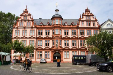 Mainz, Almanya - 25 Haziran 2021: Mainz, Almanya 'da Gutenberg Müzesi Cephesi.